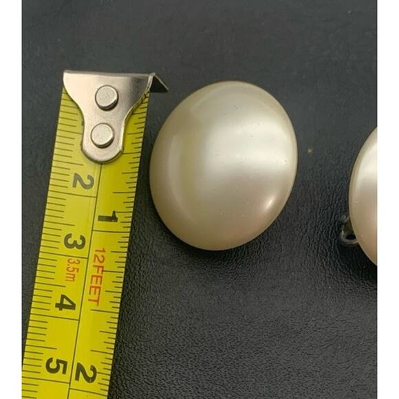 Vintage Richelieu Faux Pearl Button Clip On Earrings Signed 1” X 1” Classic - Picture 4 of 4
